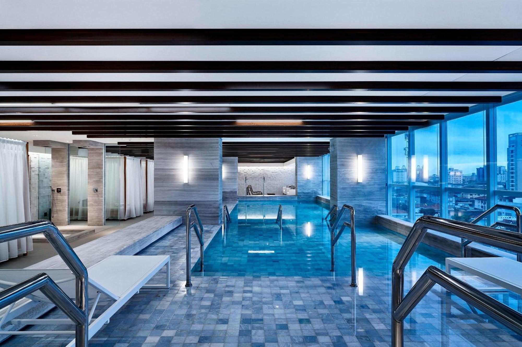 シェラトン サントス ホテル エクステリア 写真 The pool at the Ritz-Carlton, Osaka
